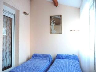 Rooms for 5 People Apartment in Marseillan