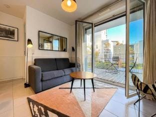 Radiant Modern Apt Near Cite du Vin Apartment in Bordeaux