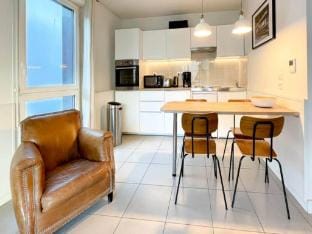 Radiant Modern Apt Near Cite du Vin Apartment in Bordeaux