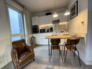 Radiant Modern Apt Near Cite du Vin Apartment in Bordeaux