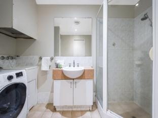 Central East Perth Flat with Pool  Gym Access Apartment in Perth