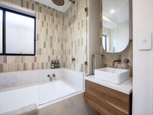 Coastal 2-Bed Apartment with Courtyard Apartment in Mermaid Beach