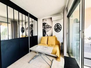 Cozy Family Nest with balcony and pool Apartment in Mandelieu-La Napoule