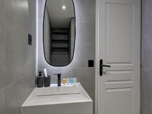 Sublime AC Apartment Eiffel Tower Champs de Mars Apartment in Paris