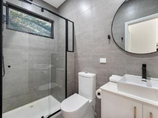 Comfortable 2BR Retreat with Balcony  Parking Apartment in Saint Kilda