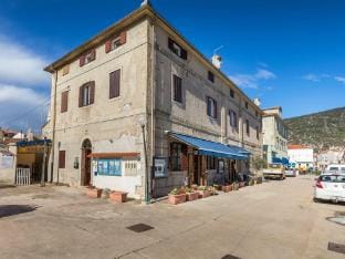 Apartment in Cres near Old Town  Beach Apartment in Cres