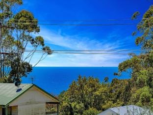 Luxurious 5-Bed Home by Avoca Beach Apartment in Cape Three Points Road