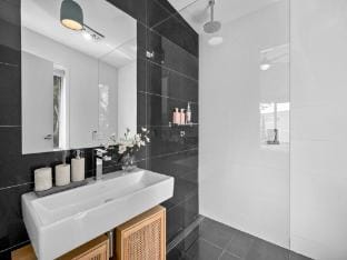 Luxurious 5-Bed Home by Avoca Beach Apartment in Cape Three Points Road