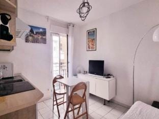 Cute Studio with View, Near Beach Apartment in Nice