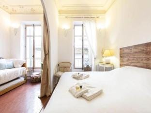 Bnb Renting Grand Studio in Old Town Apartment in Cannes