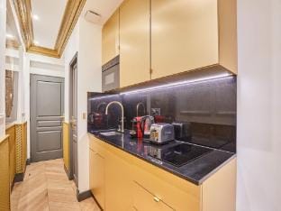 Charming AC- 1BDR MontaigneArc de Triomphe Apartment in Paris