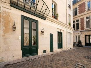 Charming AC- 1BDR MontaigneArc de Triomphe Apartment in Paris