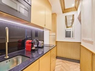 Charming AC- 1BDR MontaigneArc de Triomphe Apartment in Paris