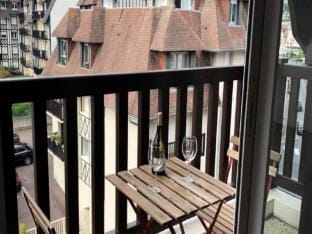 Nice balcony close to the beach Apartment in Deauville