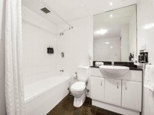 Contemporary 1-Bed First Floor Unit with Pool Apartment in Parramatta