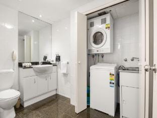 Contemporary 1-Bed First Floor Unit with Pool Apartment in Parramatta