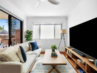 Coastal 2-Bed with Balcony, 200m from Beach Apartment in Burleigh Heads