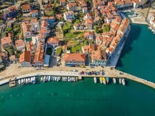 Apartment in Cres with Sea View and Old Town Apartment in Cres