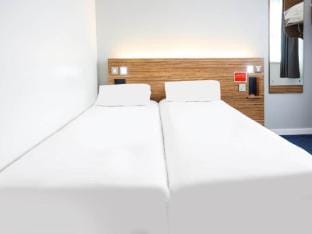 UA Twin Wet Room Apartment in Lancaster