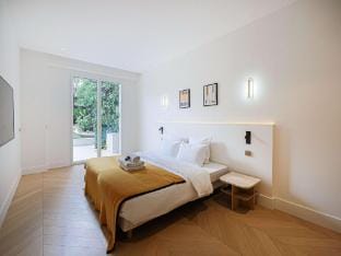 Sumptuous apartment with garden  Arc de Triomphe Apartment in Paris