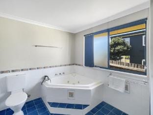Our Haven 4-Bed Escape Near Beach  Mogo Trails Apartment in Batemans Bay