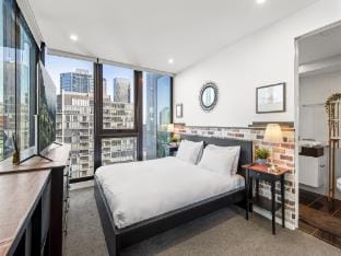 Chic 2-Bed Apartment with Balcony in Southbank Apartment in Southbank
