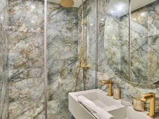 Superb air-conditioned flat on the Champs Elysees Apartment in Paris