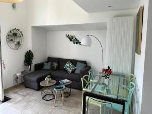 Pretty Harbor House with garden Apartment in Mandelieu-La Napoule