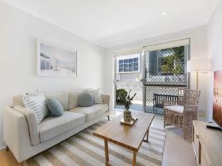 Ground Floor 2-Bed Mermaid Beach Pad with Parking Apartment in Mermaid Beach