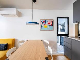 Marais Area - Outdoor patio - AC - 2BDR Apartment in Paris