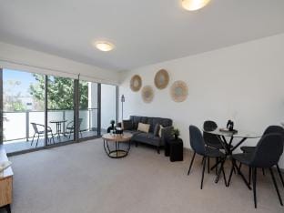 Elegant 2-Bed Apartment with Balcony Apartment in Canberra