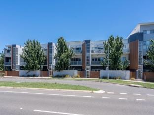Elegant 2-Bed Apartment with Balcony Apartment in Canberra