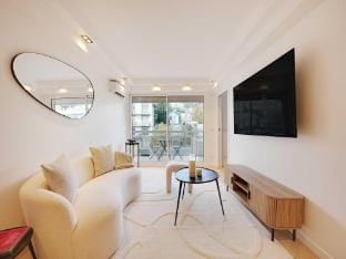 Charming Apt with AC  balcony Apartment in Suresnes