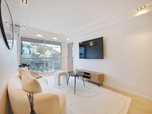 Charming Apt with AC  balcony Apartment in Suresnes