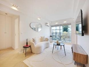 Charming Apt with AC  balcony Apartment in Suresnes