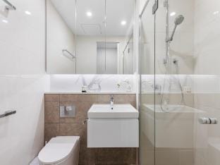 Remarkable 3-Bed with City Views  Swimming Pool Apartment in Southbank