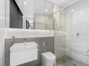 Remarkable 3-Bed with City Views  Swimming Pool Apartment in Southbank