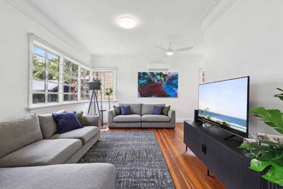 Spacious 3-Bed Home in Morningside with Backyard Apartment in Brisbane