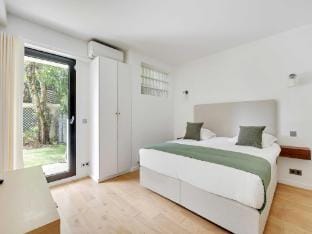 Passy  Eiffel Tower - Amazing 2BR with garden Apartment in Paris
