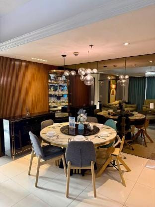 Casa Venezia – Central 4BR Luxury Family Suite Apartment in Makati