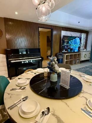 Casa Venezia – Central 4BR Luxury Family Suite Apartment in Makati