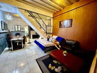 Axon Cozy Modern House Grey Near The Walking Street Apartment in Angeles
