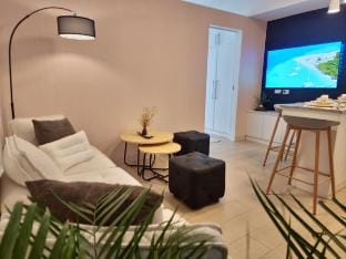 Modern|Stylish|Cozy Venice|BGC|Airport & Balcony Apartment in Makati