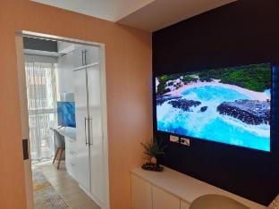 Modern|Stylish|Cozy Venice|BGC|Airport & Balcony Apartment in Makati