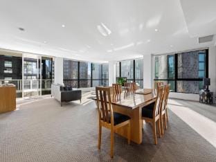 Bed Inner-City Pad with Gym Apartment in Southbank