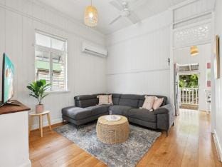 Tranquil 3-Bed Family Home with Spacious Backyard Apartment in Brisbane