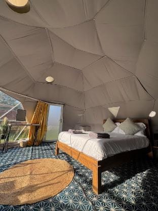 Snuggle Dome with outdoor bathtub Vacation rental in Martletwy
