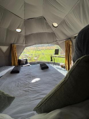 Snuggle Dome with outdoor bathtub Vacation rental in Martletwy