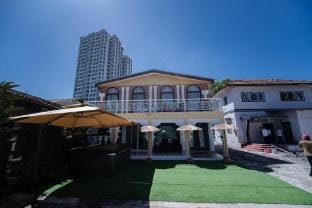 Coconut Bay beach Villa seaview karaoke 20pax Vacation rental in Tanjung Bungah