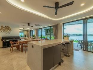 Lakeside 5-BR New Pool Villa in Gated Community Vacation rental in Chalong